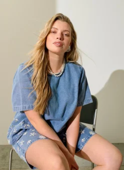 Kurzärmelige Jeansbluse mit Lochstickerei