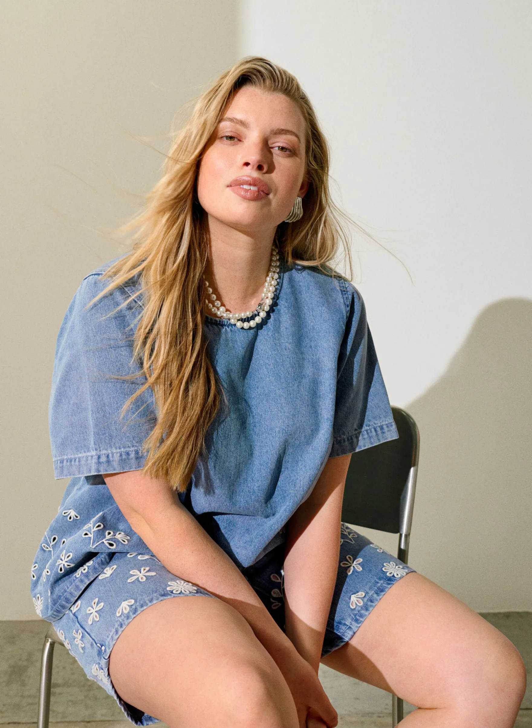 Kurzärmelige Jeansbluse mit Lochstickerei