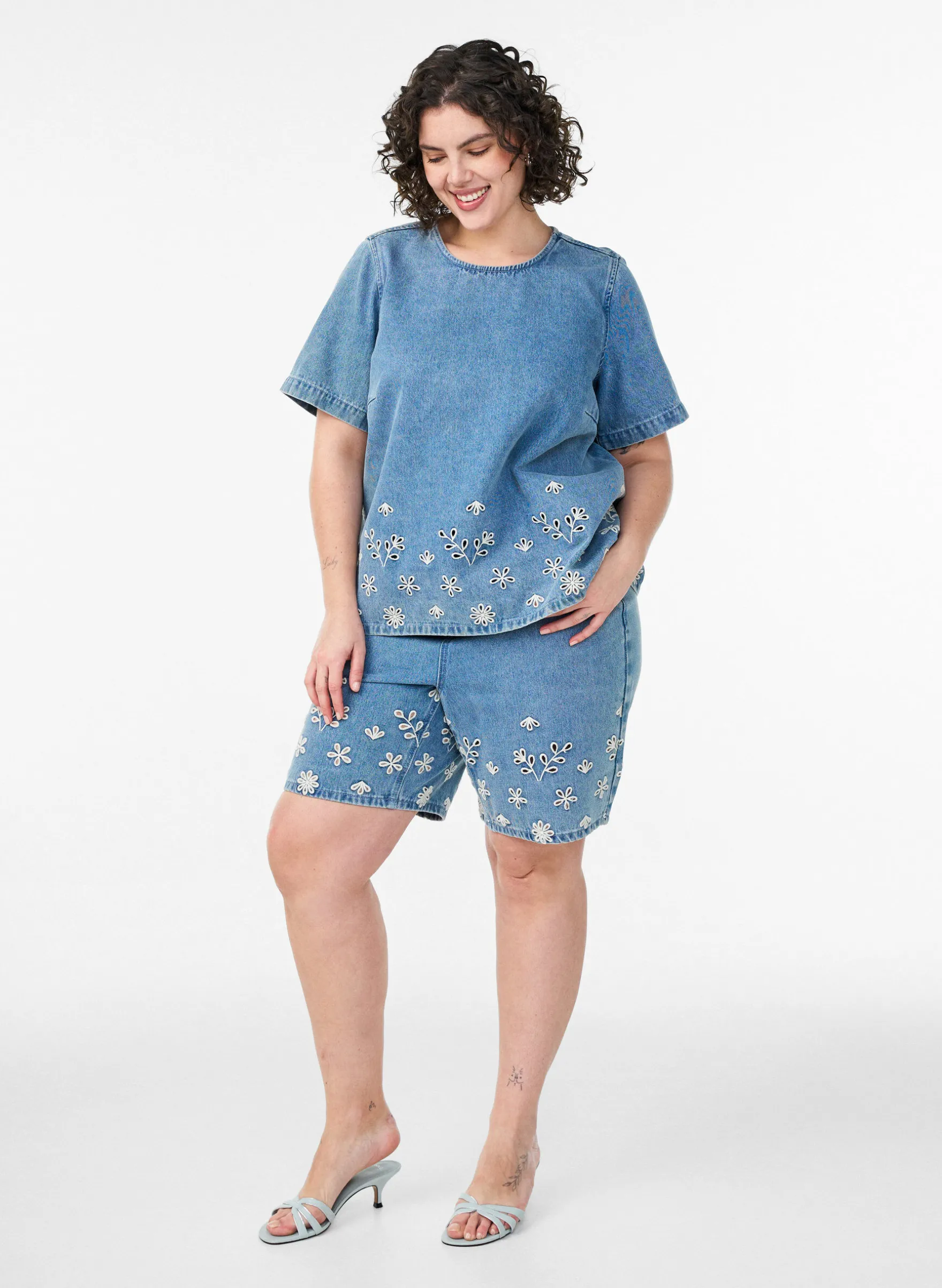 Kurzärmelige Jeansbluse mit Lochstickerei