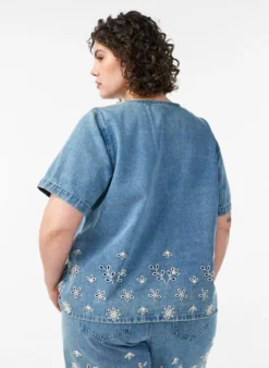 Kurzärmelige Jeansbluse mit Lochstickerei