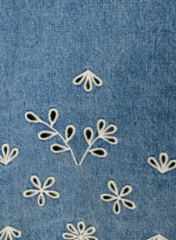 Kurzärmelige Jeansbluse mit Lochstickerei