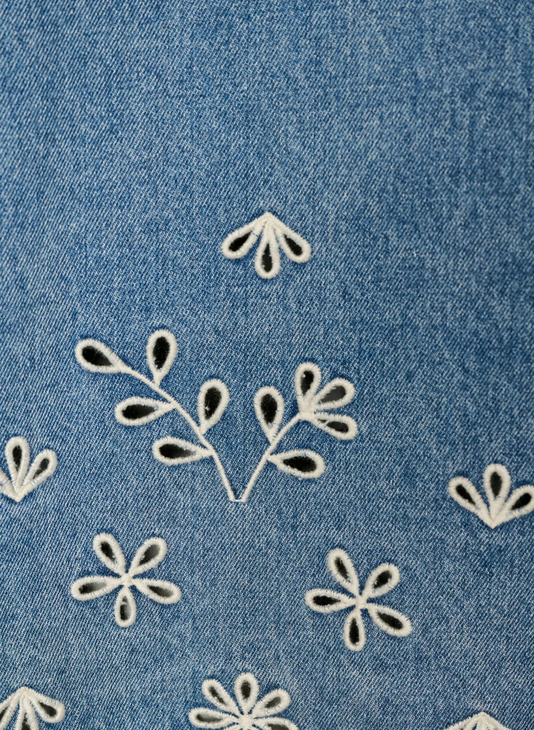 Kurzärmelige Jeansbluse mit Lochstickerei