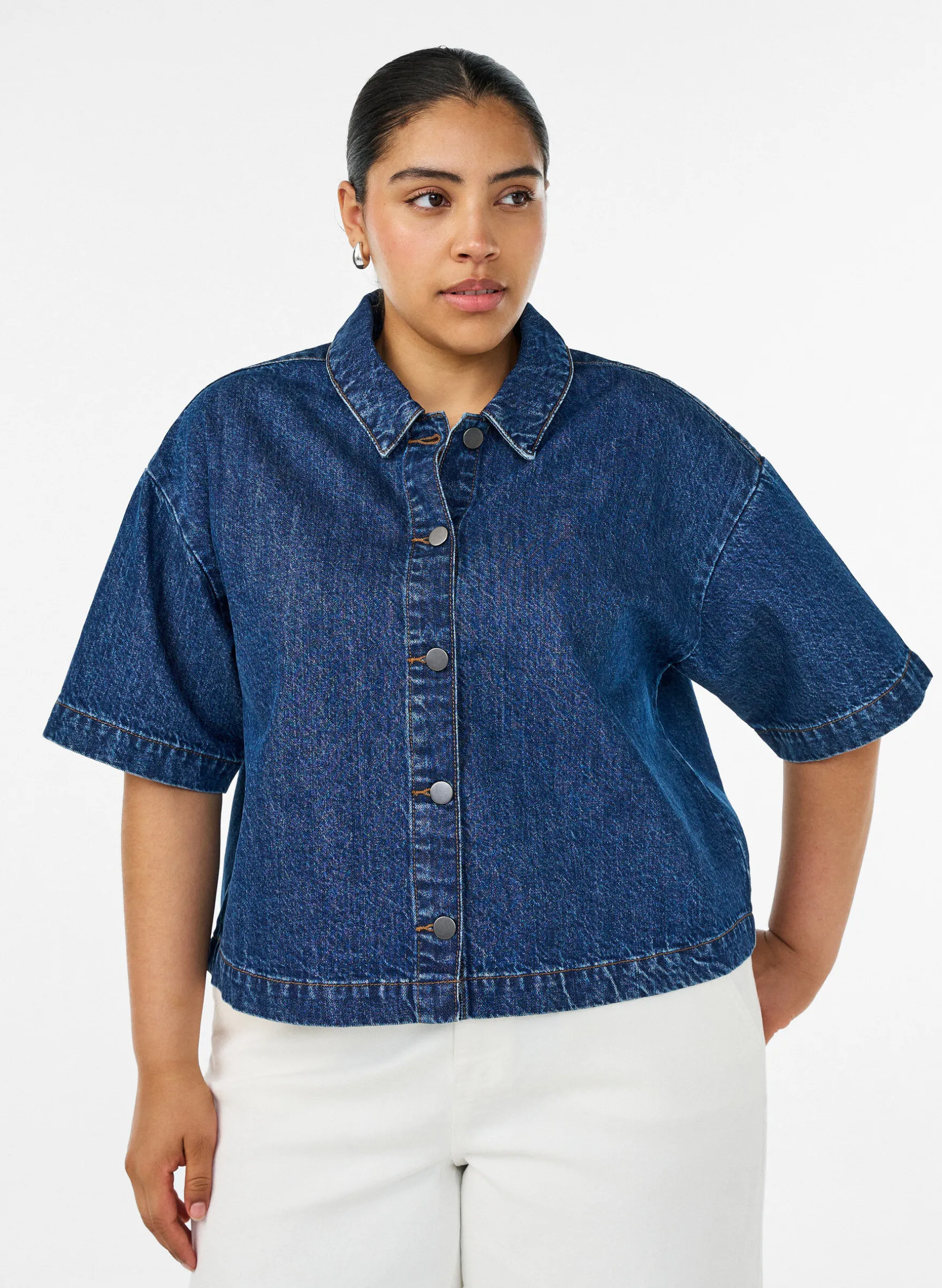 Kurzärmelige Jeansjacke mit Knöpfen