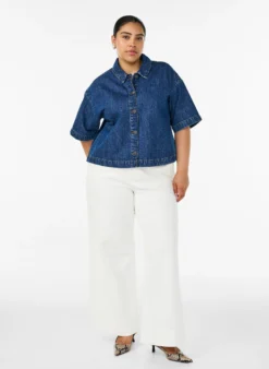 Kurzärmelige Jeansjacke mit Knöpfen