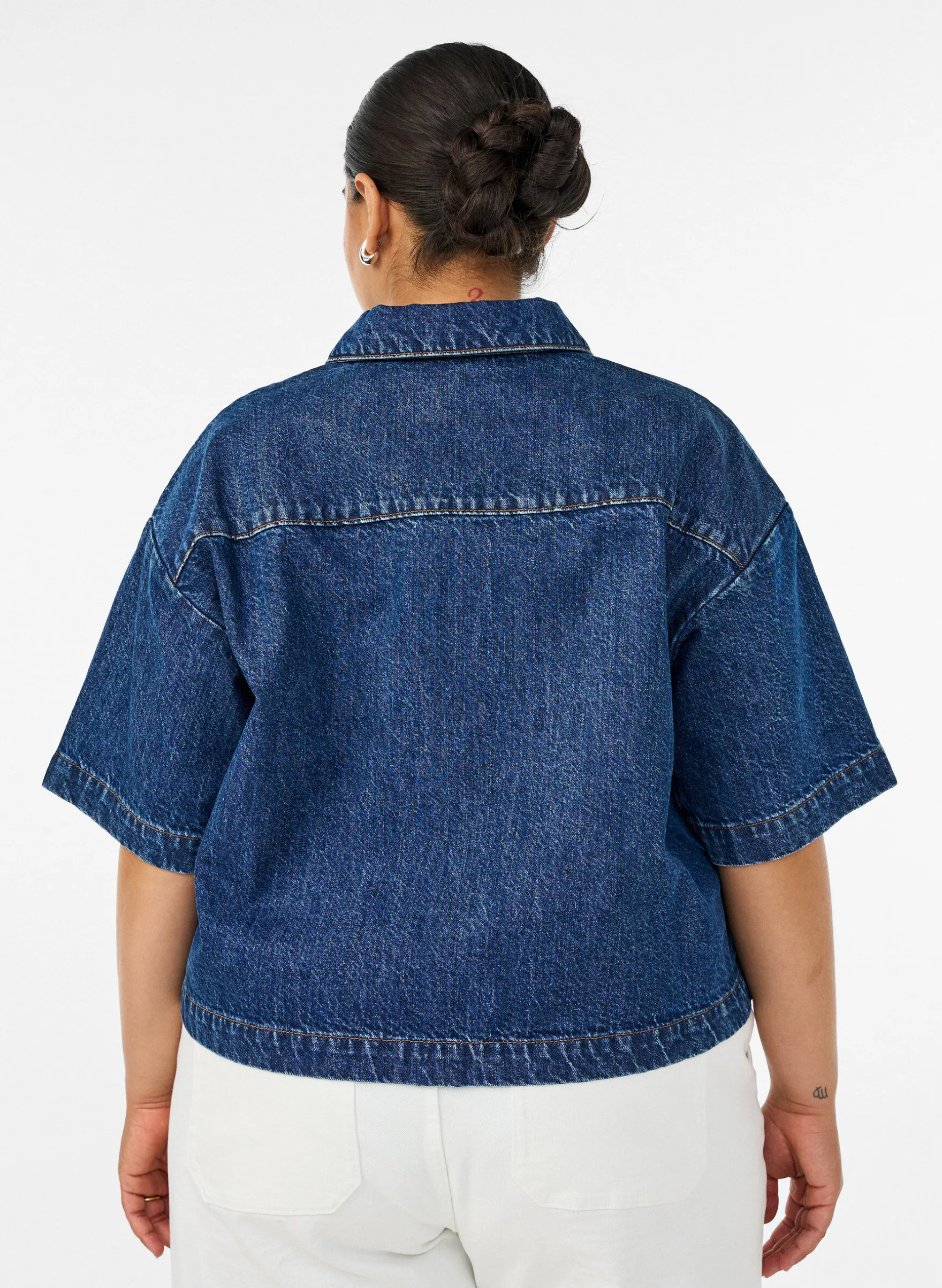 Kurzärmelige Jeansjacke mit Knöpfen