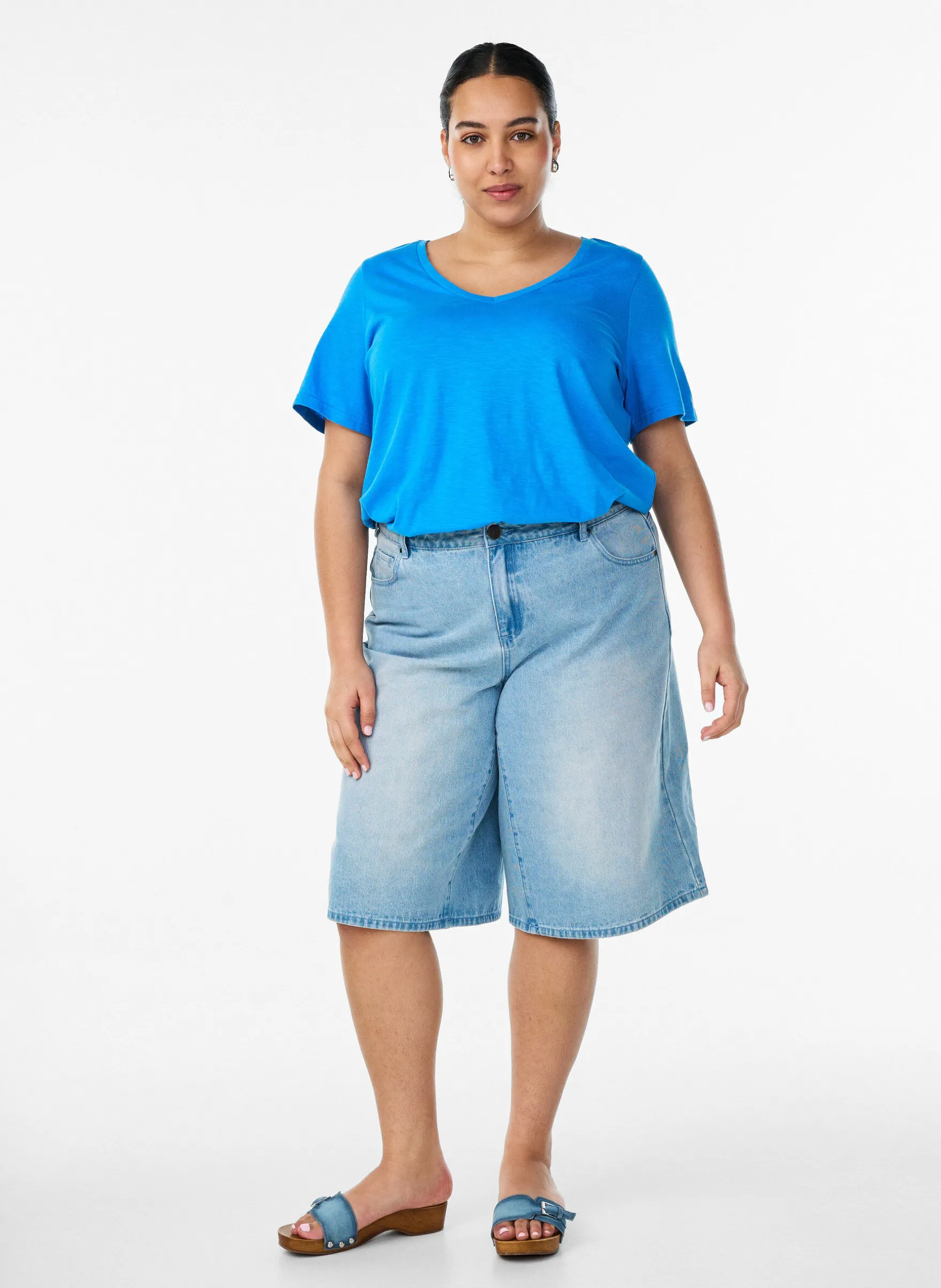 Kurzärmeliges Basic T-Shirt mit V-Ausschnitt