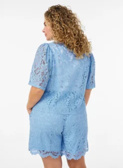Kurzärmelige Spitzenbluse mit V-Ausschnitt