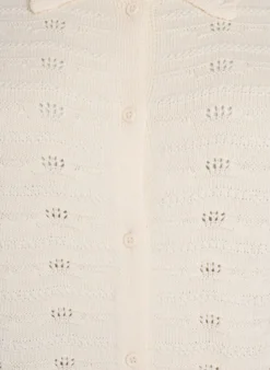 Kurzärmelige Strickjacke mit Polokragen und Lochstickerei