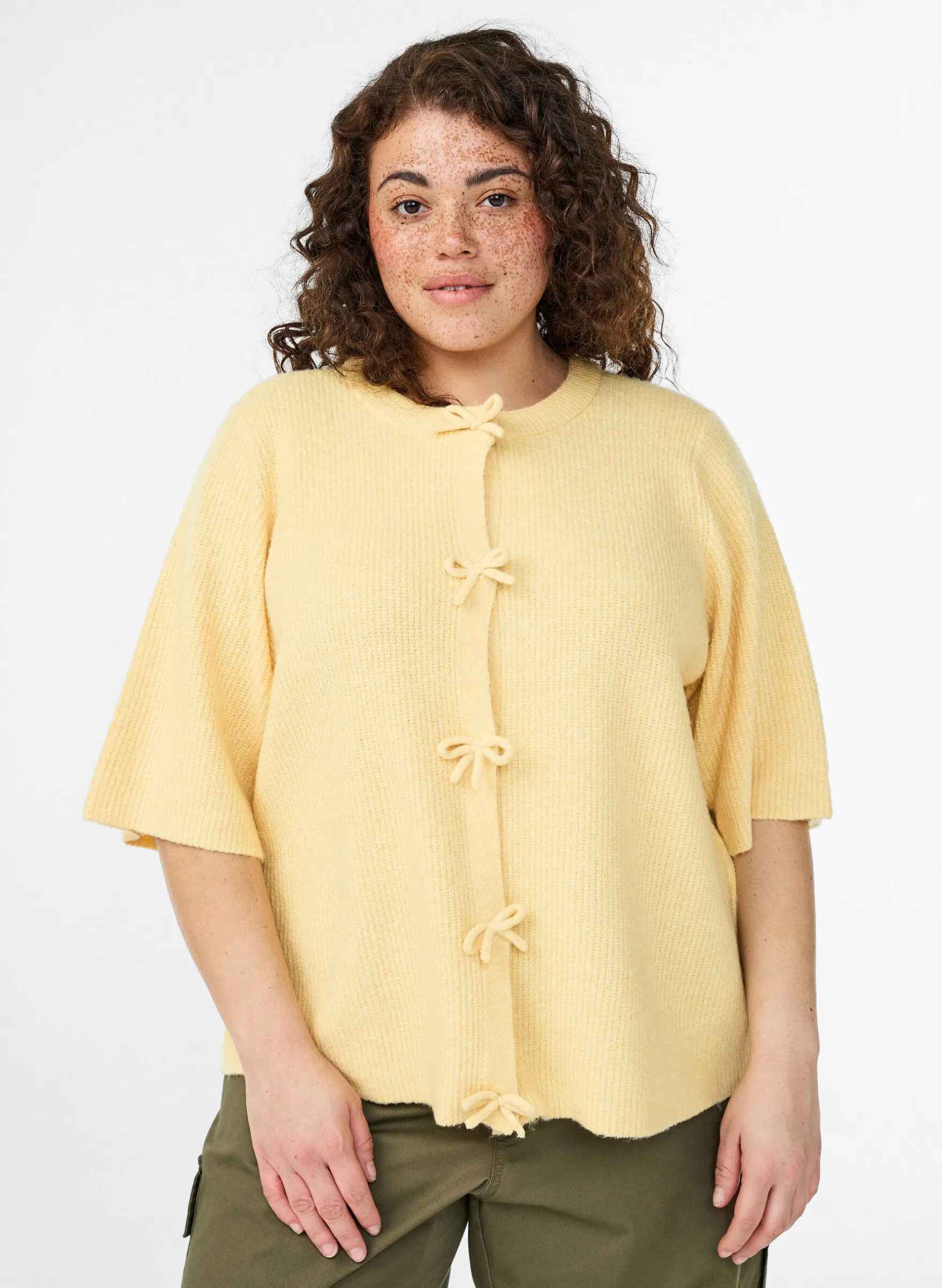 Kurzärmelige Strickjacke mit Schleifen