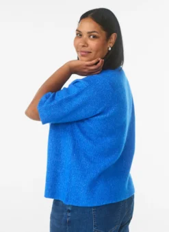 Kurzärmelige Strickjacke mit glänzenden Kugelknöpfen