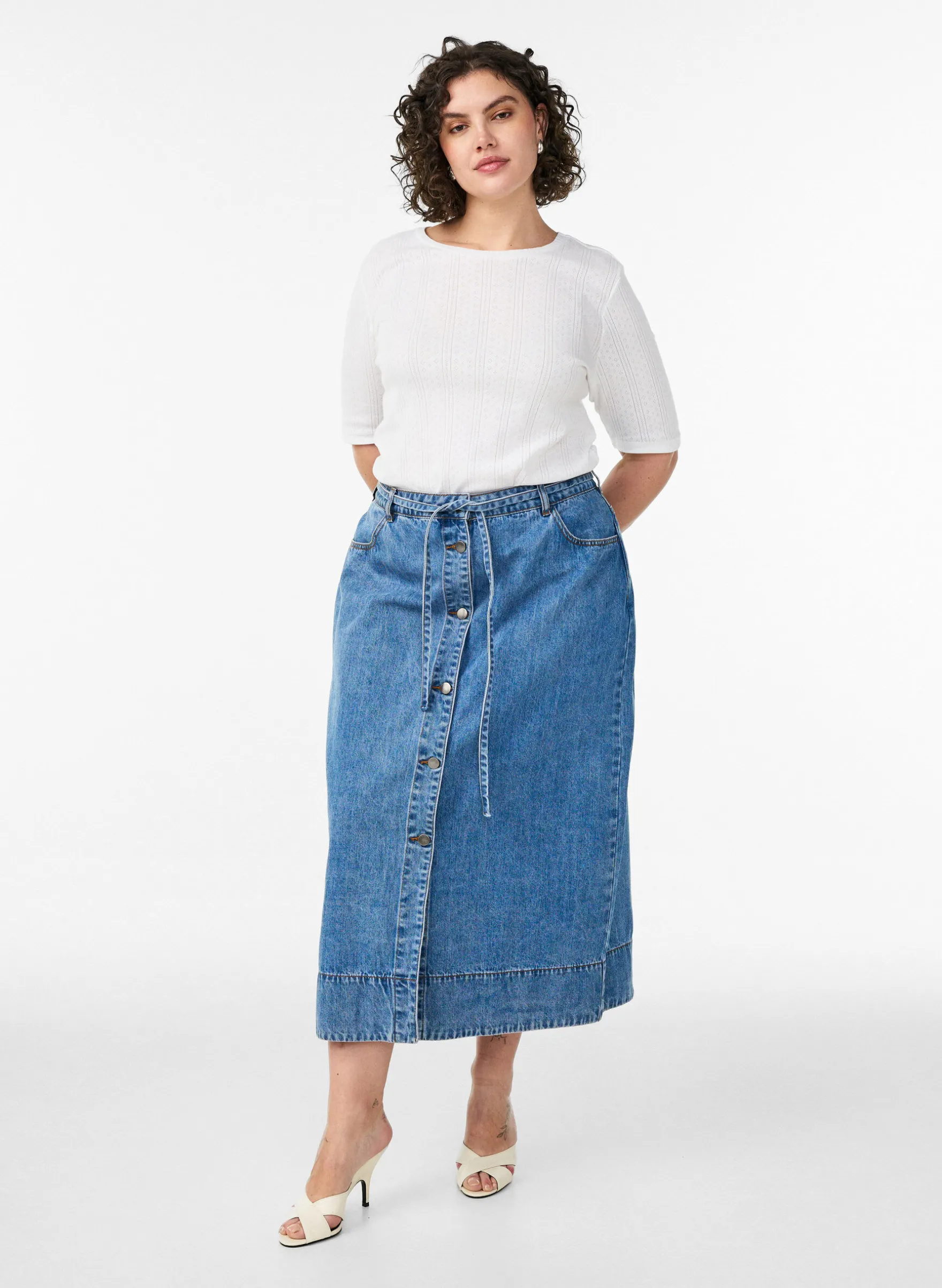 Langer Jeansrock mit Knöpfen und Bindegürtel