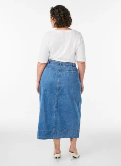 Langer Jeansrock mit Knöpfen und Bindegürtel