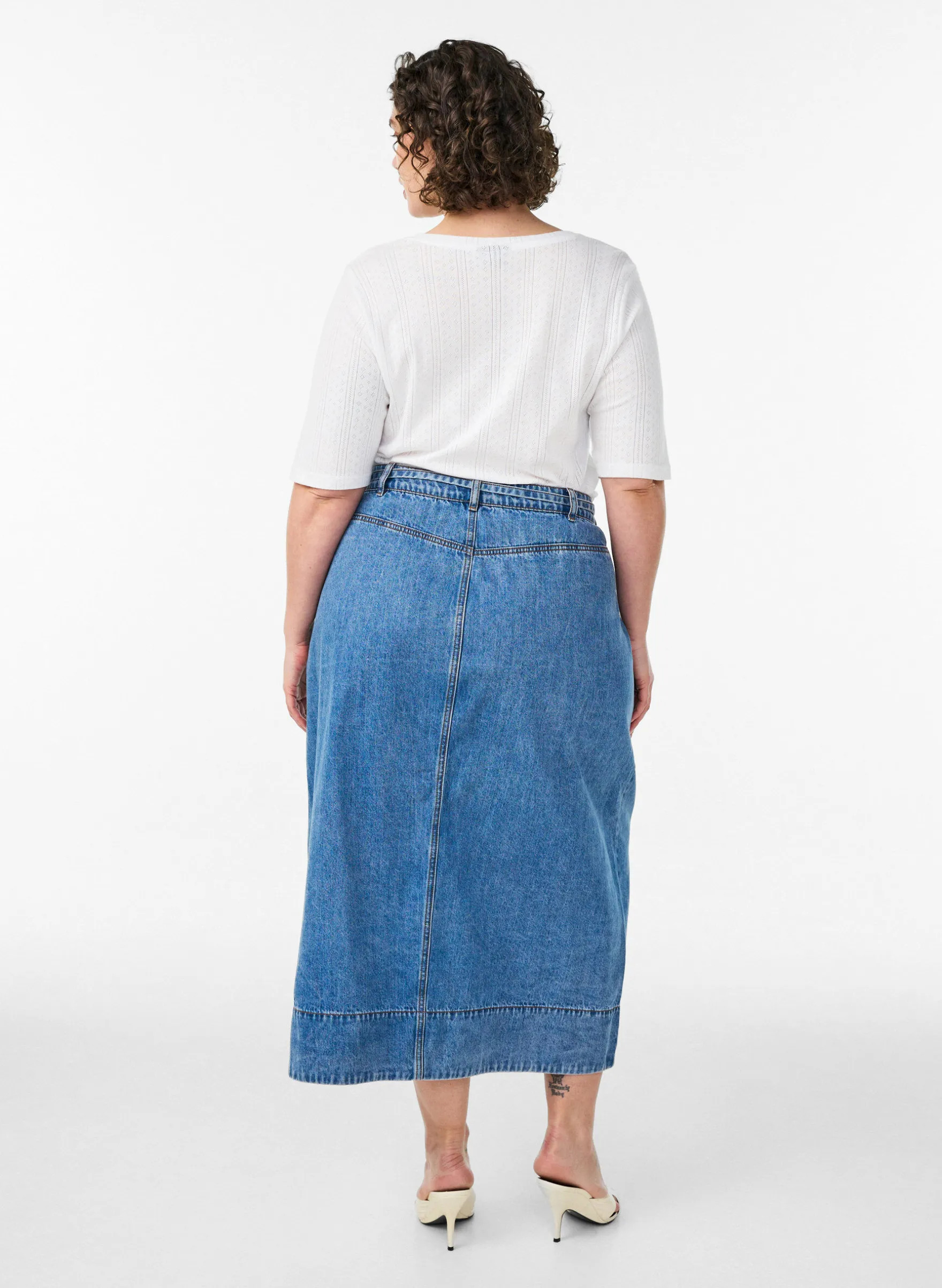 Langer Jeansrock mit Knöpfen und Bindegürtel