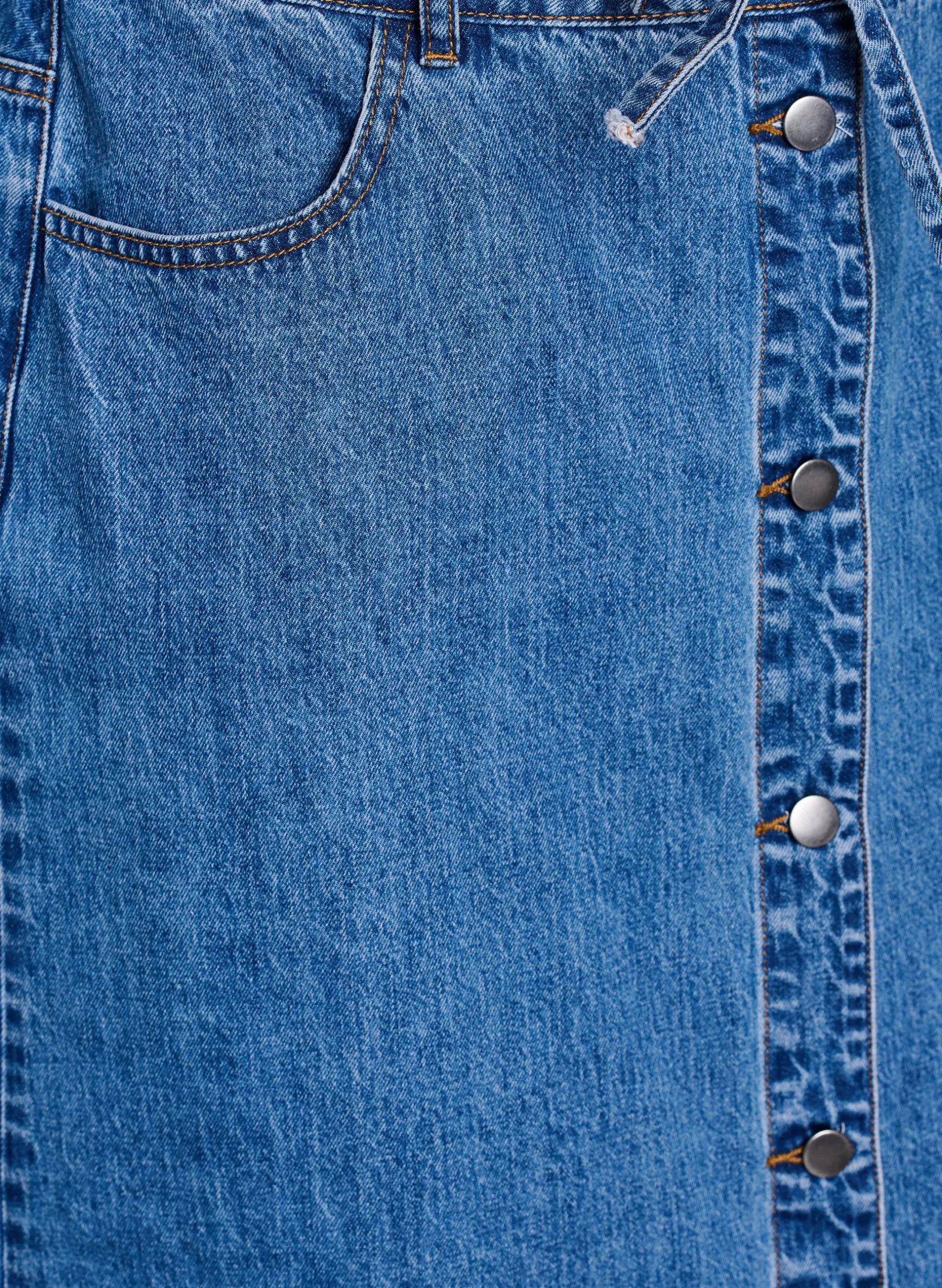 Langer Jeansrock mit Knöpfen und Bindegürtel