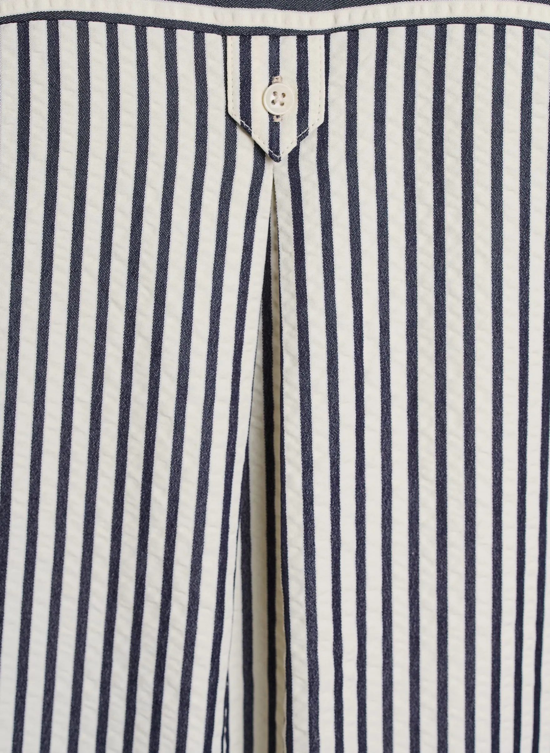 Langes gestreiftes Hemd mit Knopfdetail am Rücken