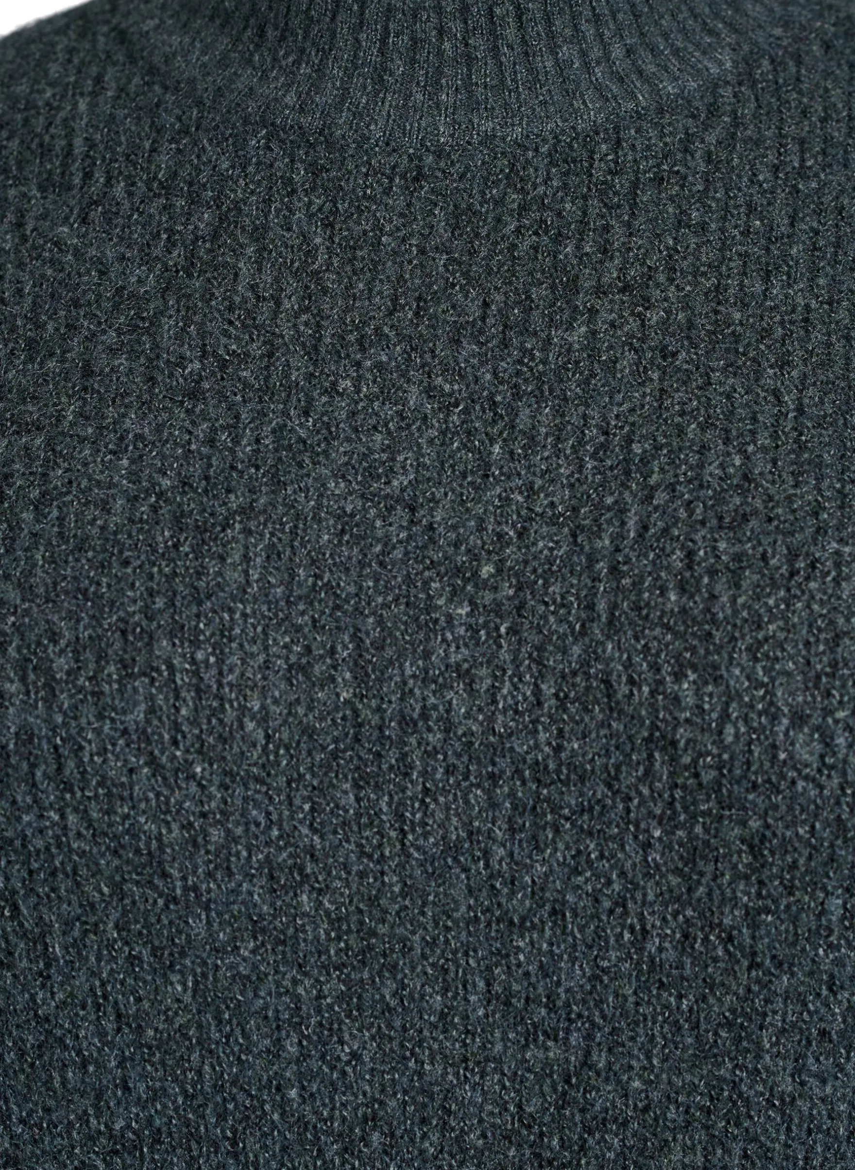 Langes Strickkleid mit hohem Kragen