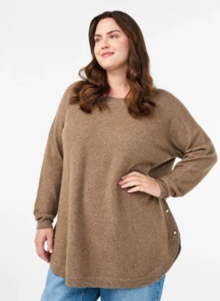 Lange Strickbluse mit Kugelknöpfen