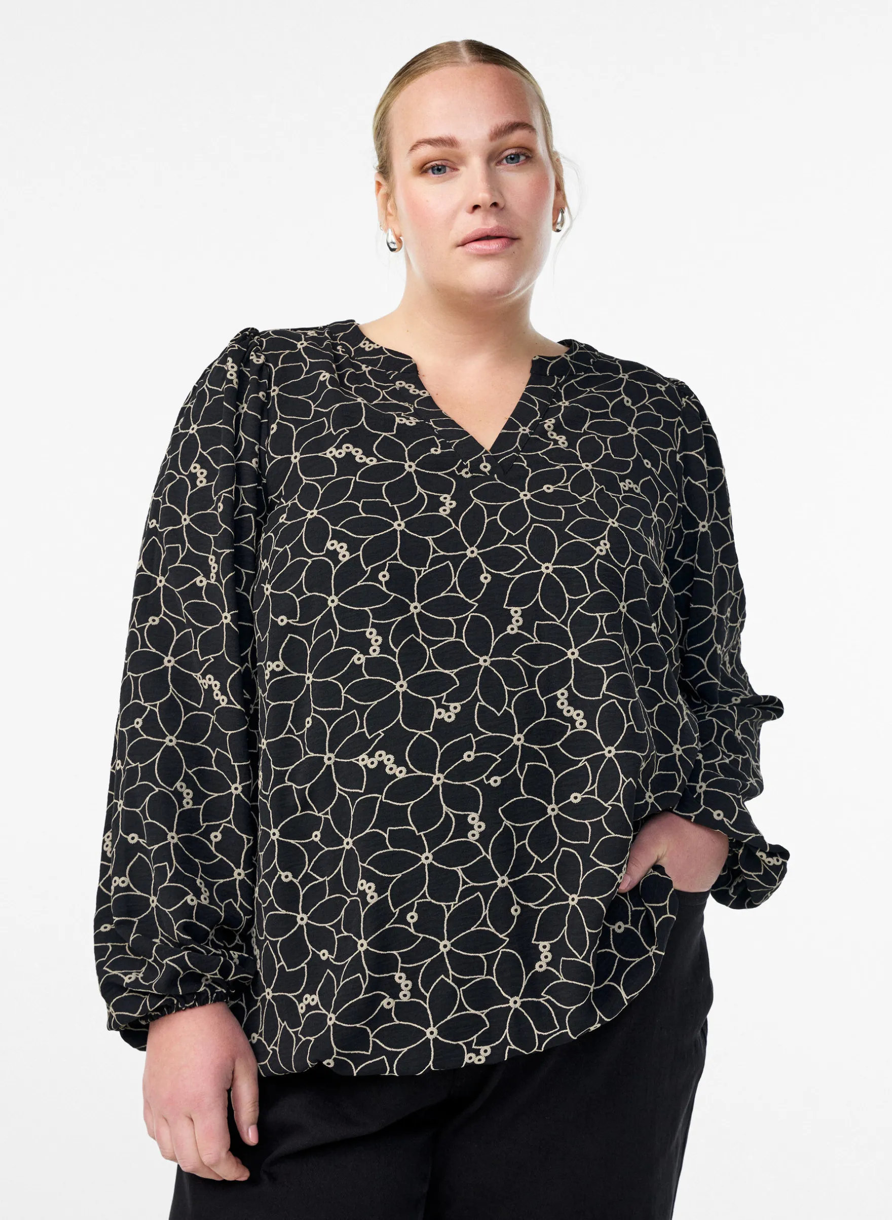 Langärmelige Bluse mit Blumenstickerei