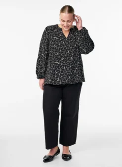 Langärmelige Bluse mit Blumenstickerei