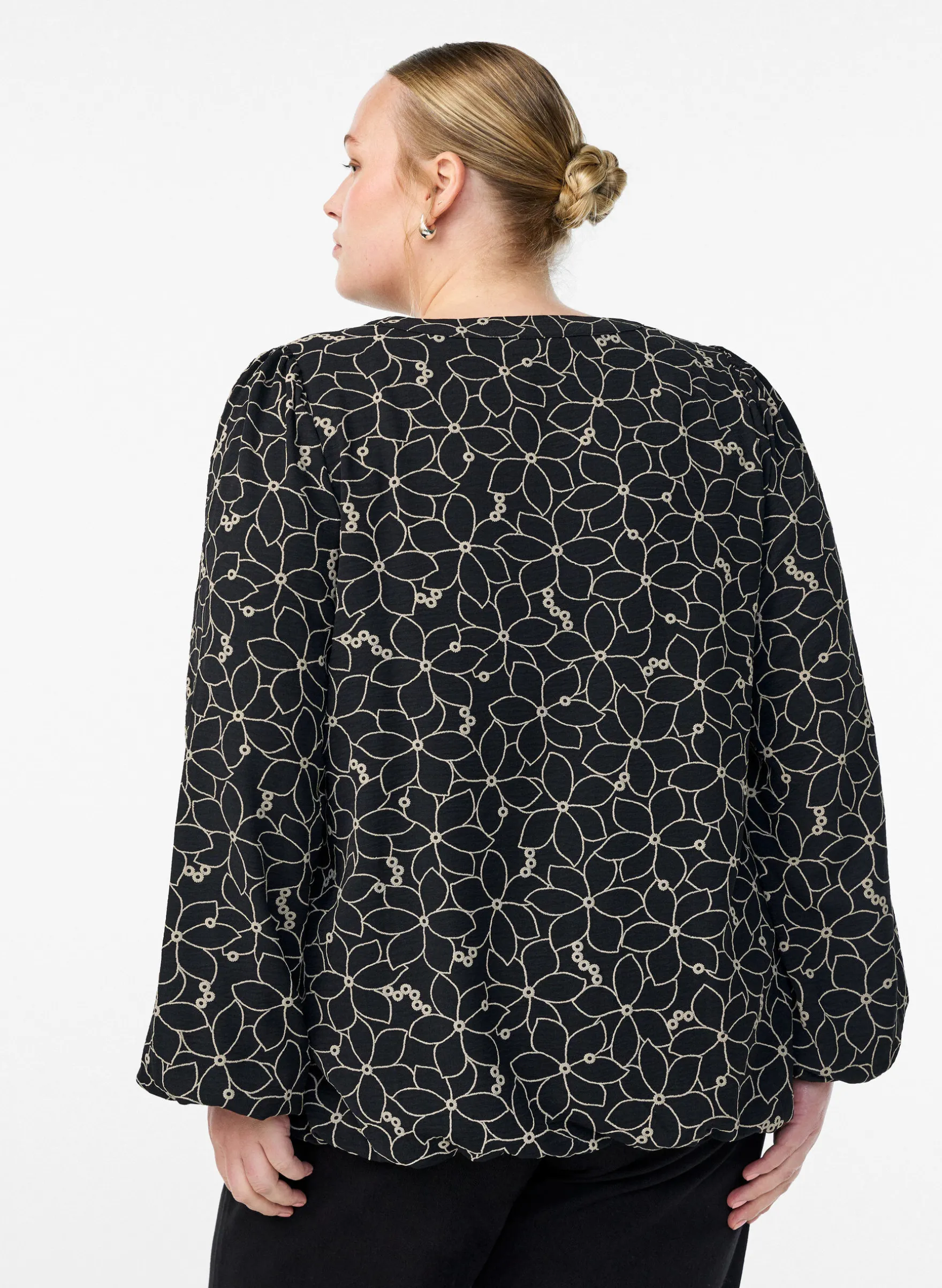 Langärmelige Bluse mit Blumenstickerei
