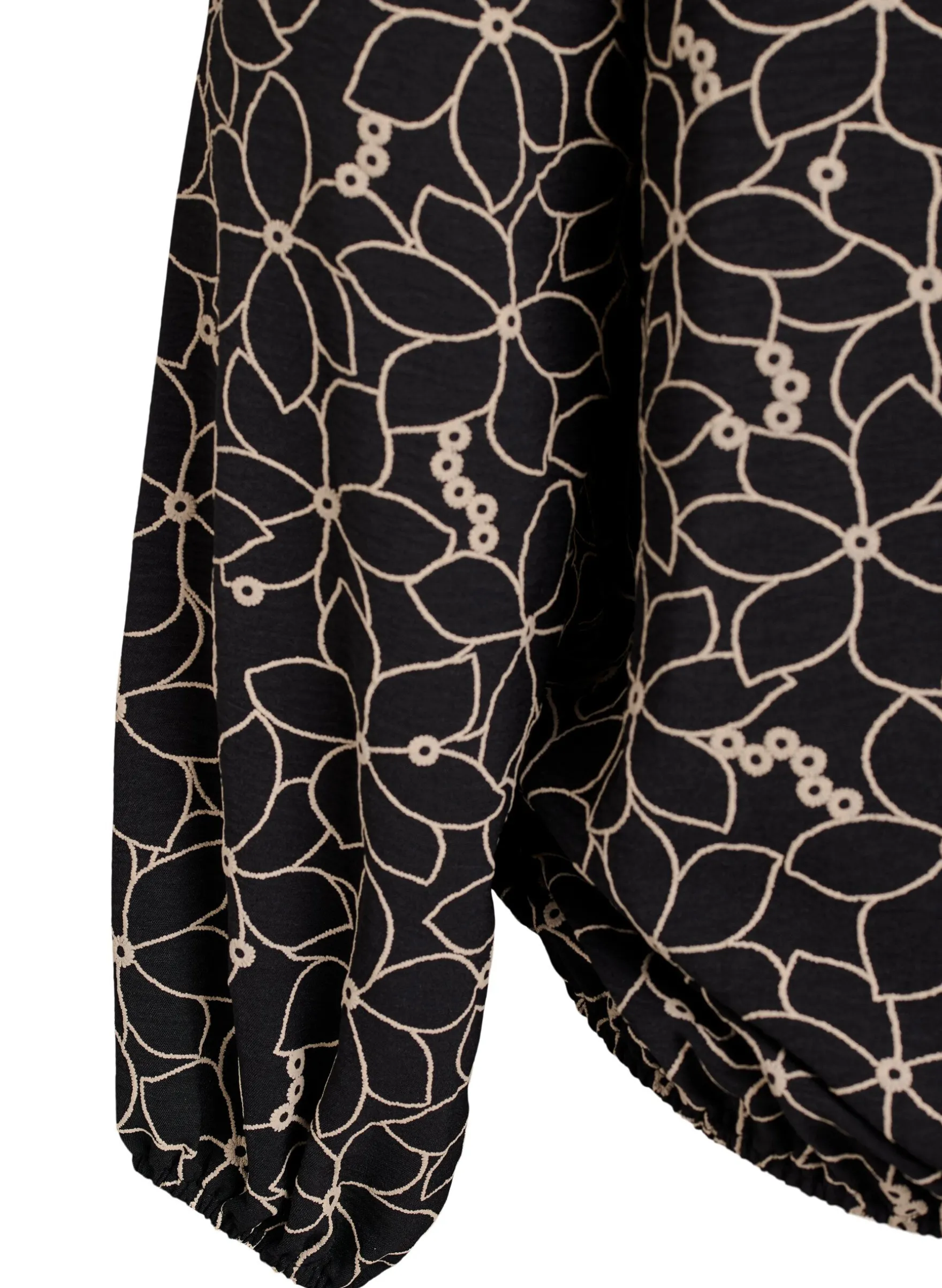 Langärmelige Bluse mit Blumenstickerei