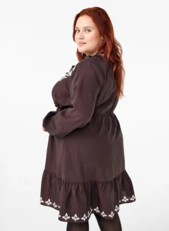 Langärmeliges Viskosekleid mit Muster
