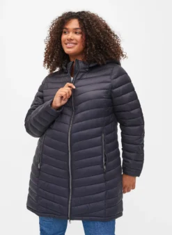 Leichte Jacke mit Taschen und abnehmbarer Kapuze
