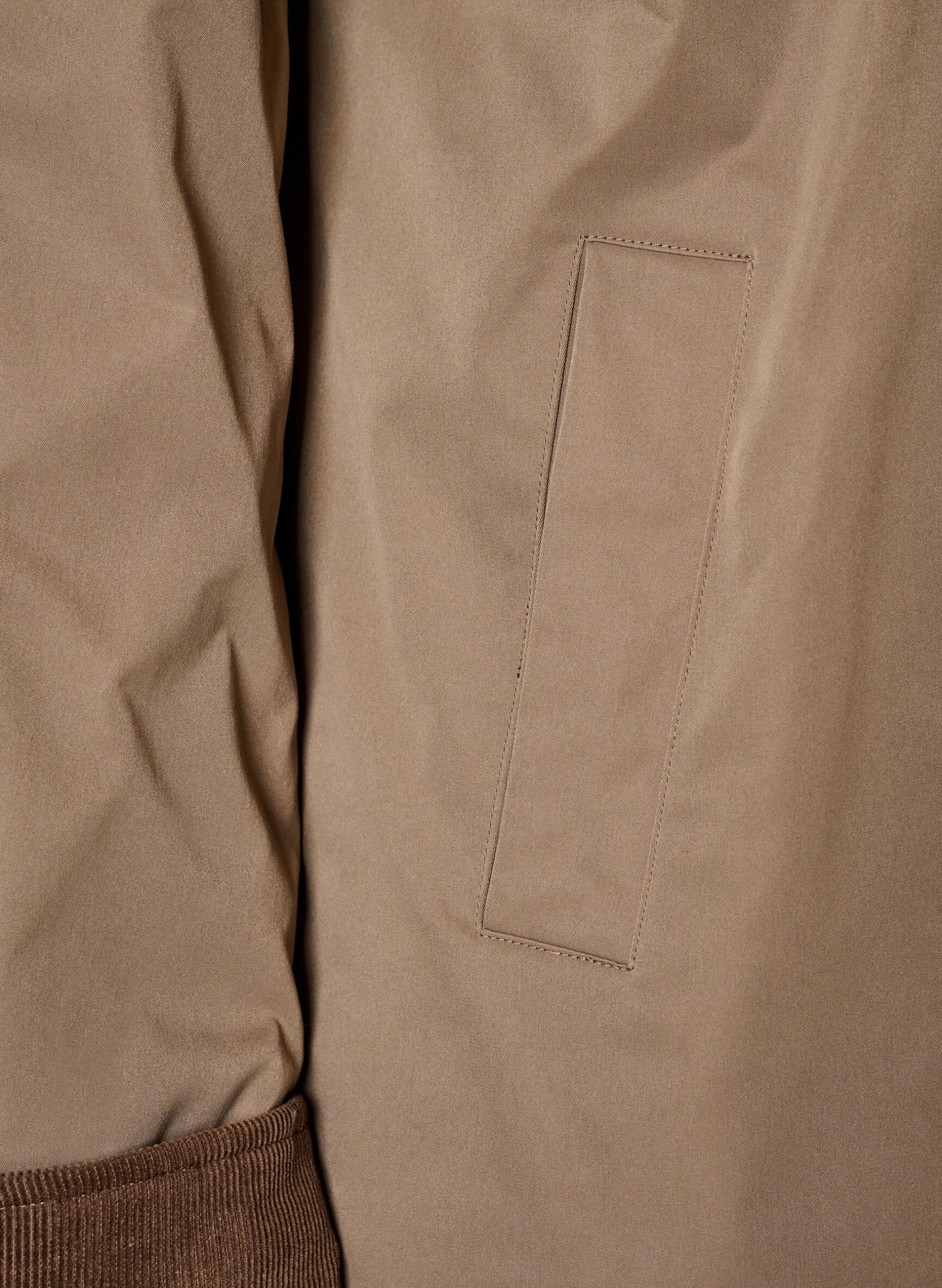 Leicht wattierte Jacke mit Cordkragen