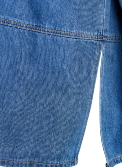 Lockere Bluse aus Denim mit Kragen und Knopfleiste