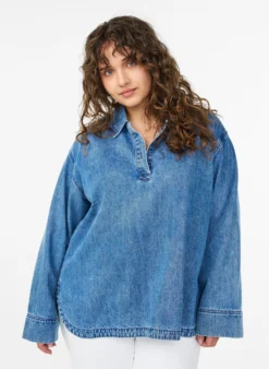 Lockere Bluse aus Denim mit Kragen und V-Ausschnitt