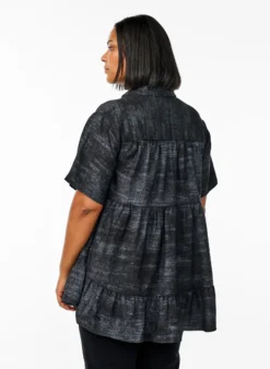 Lockere Bluse mit Kragen und Knöpfen