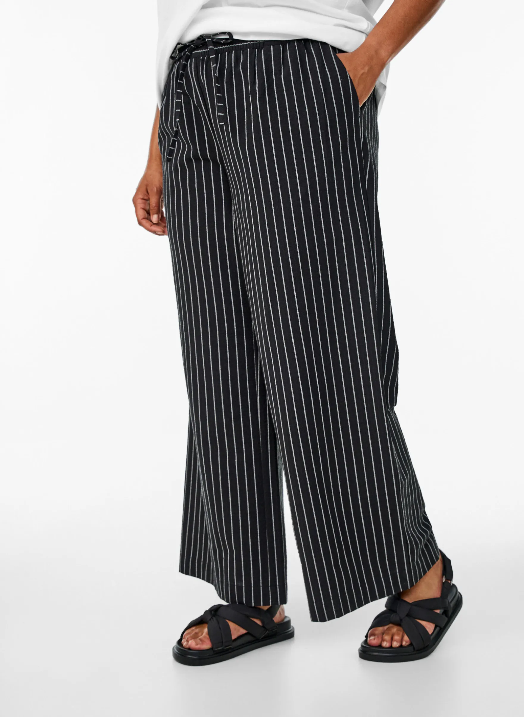 Lockere Hose mit hohem Bund und Taschen
