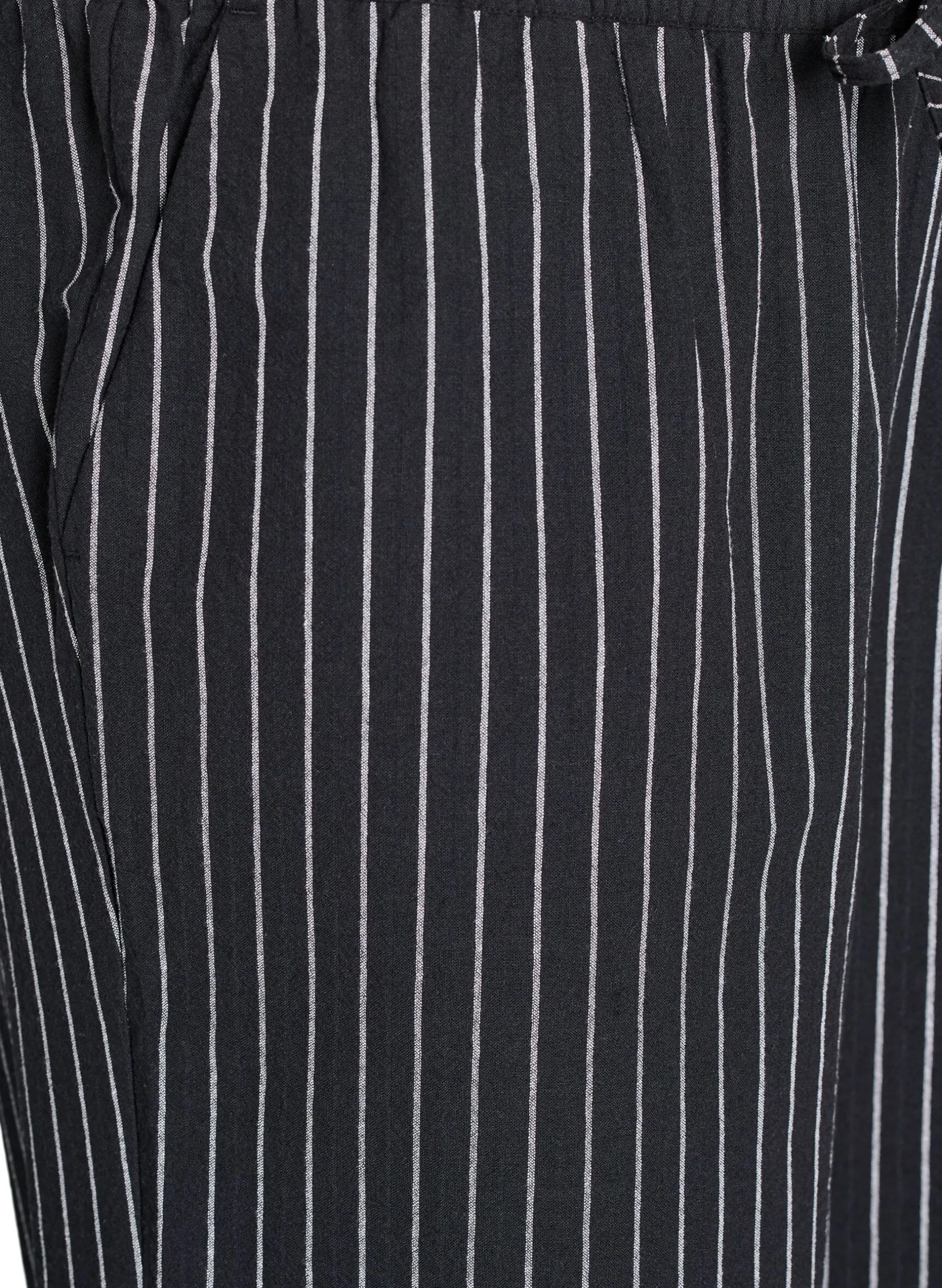 Lockere Hose mit hohem Bund und Taschen