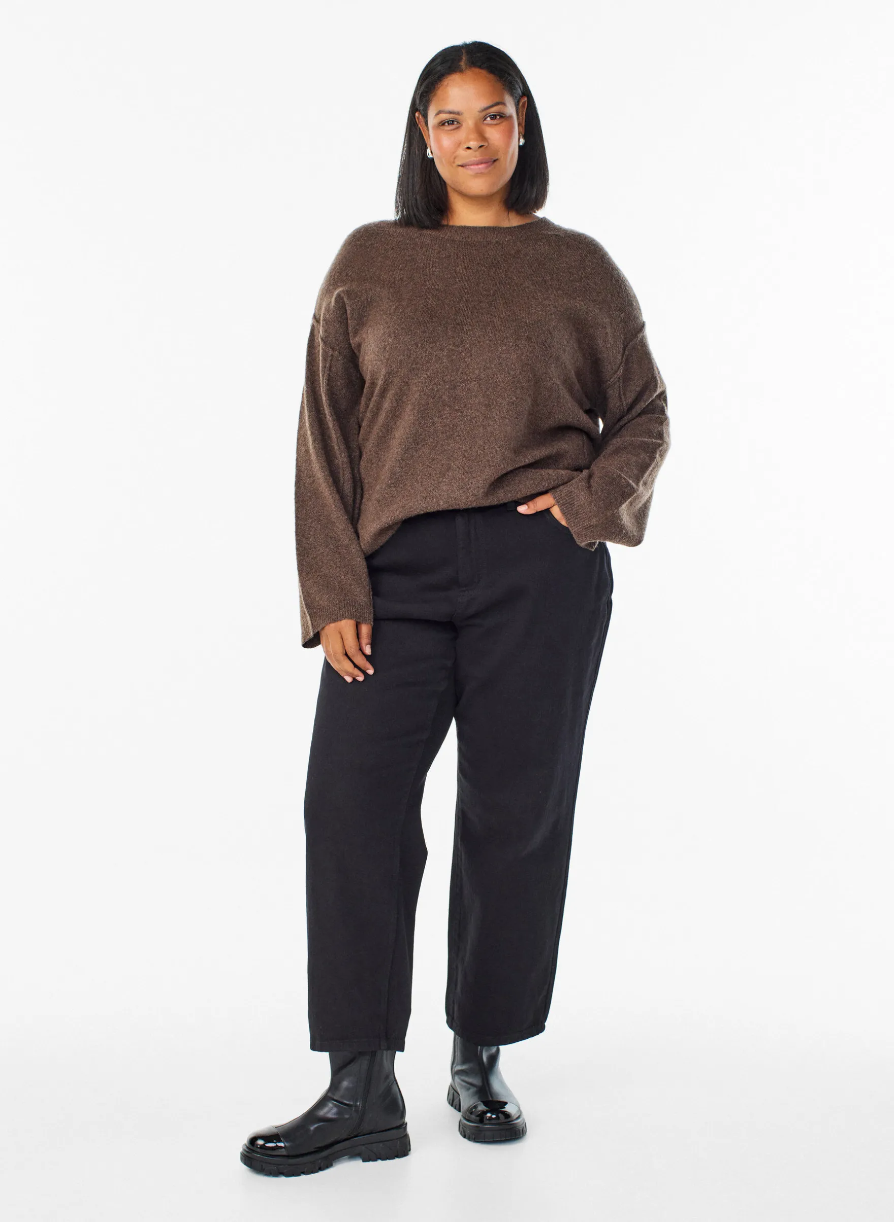 Lockerer Strickpullover mit Kontrastnähten