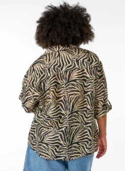 Locker sitzendes Shirt mit Tierprint und Brusttaschen