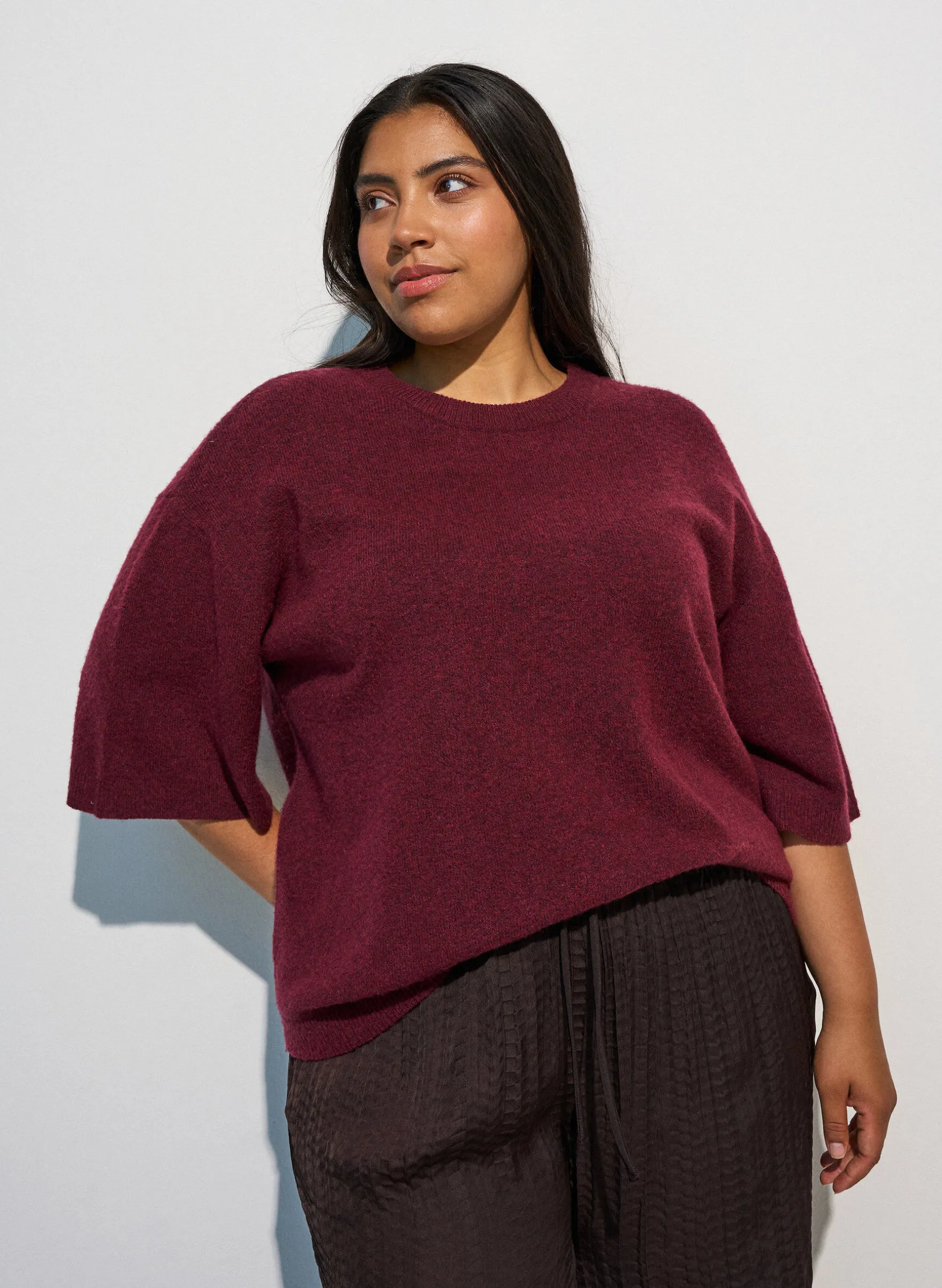 Locker sitzende Strickshirt mit kurzen Ärmeln