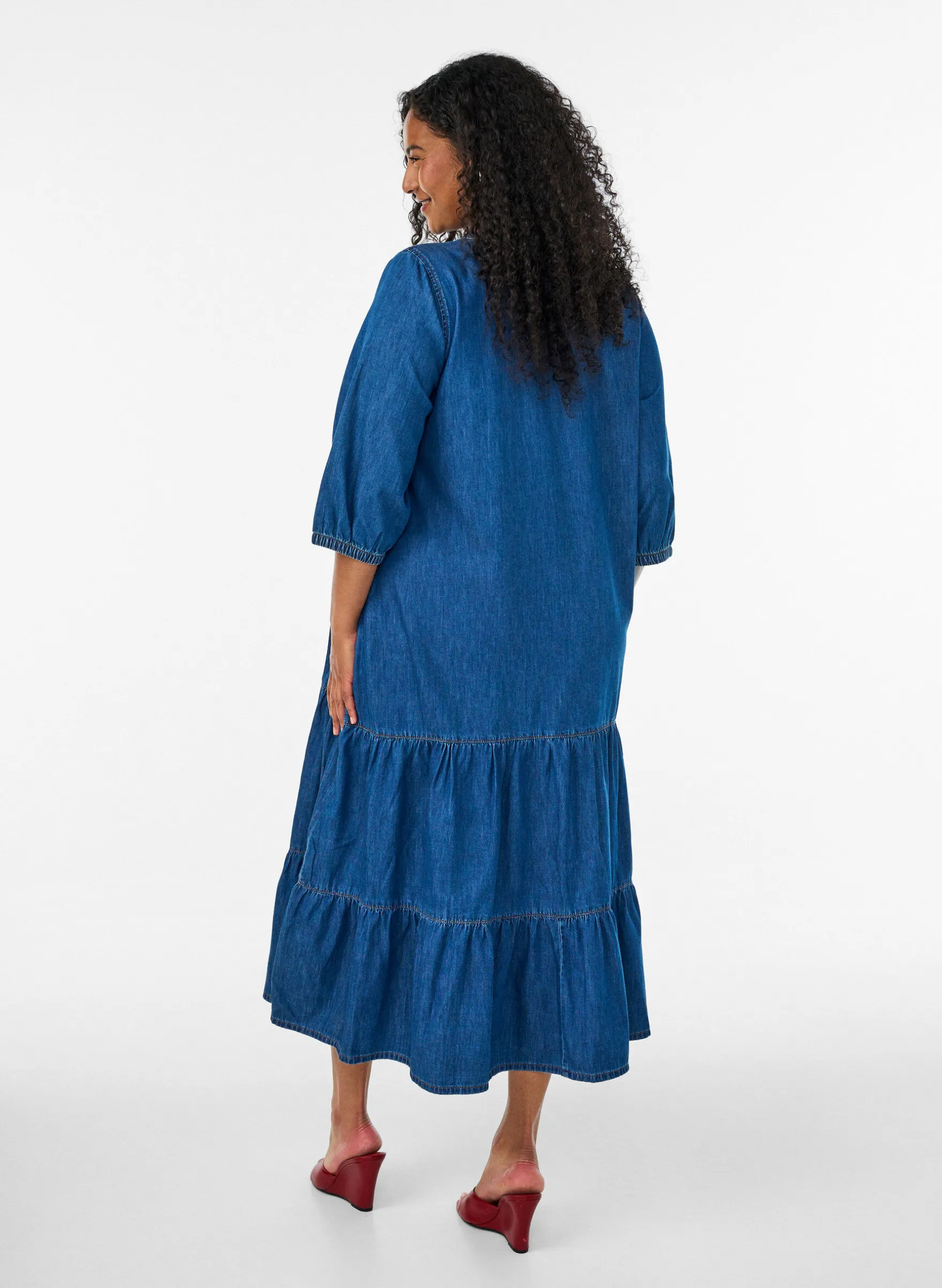 Maxikleid aus Denim mit gerüschten Stufen