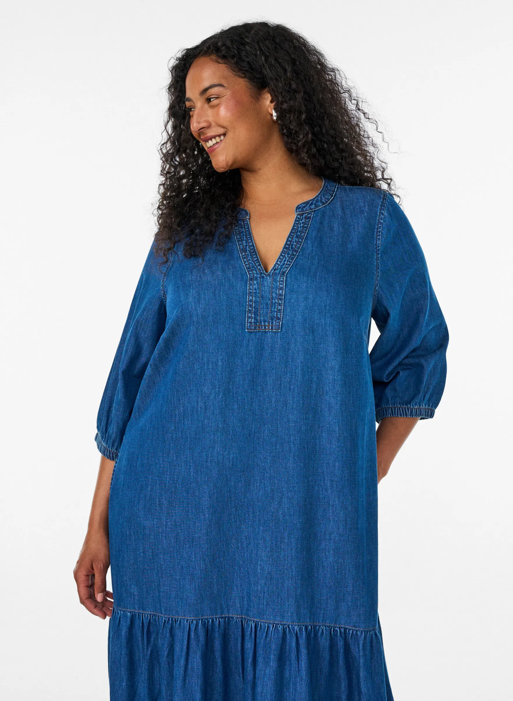Maxikleid aus Denim mit gerüschten Stufen