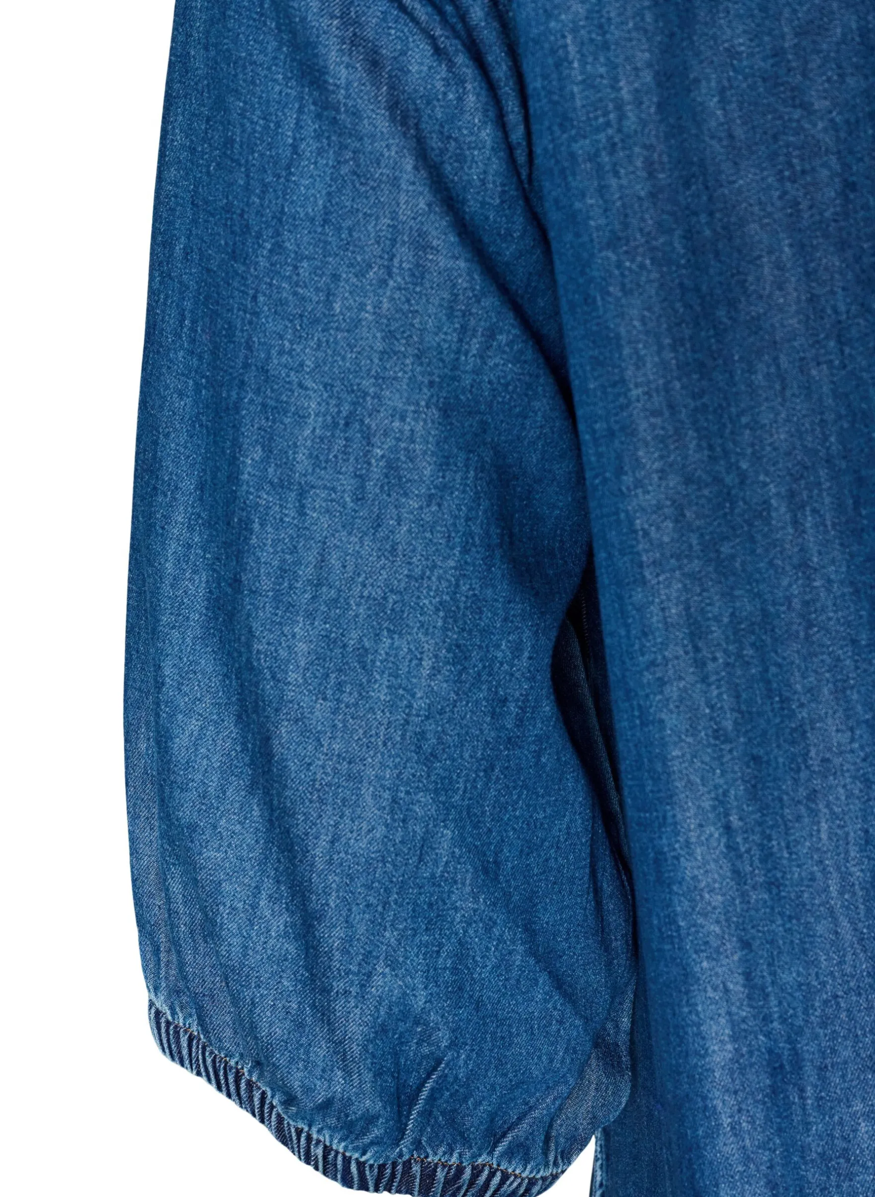 Maxikleid aus Denim mit gerüschten Stufen
