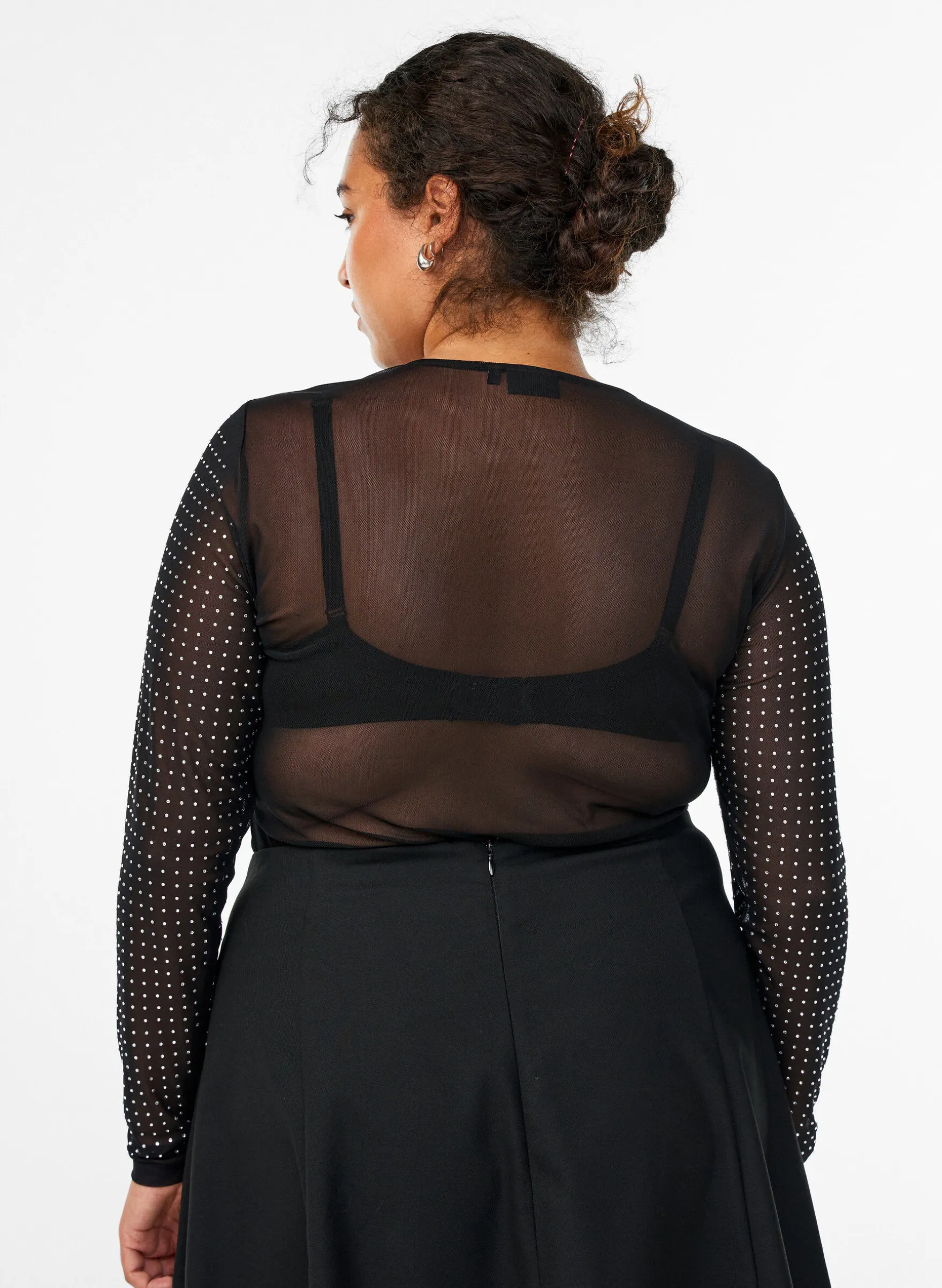 Meshbluse mit Strasssteinen und langen Ärmeln