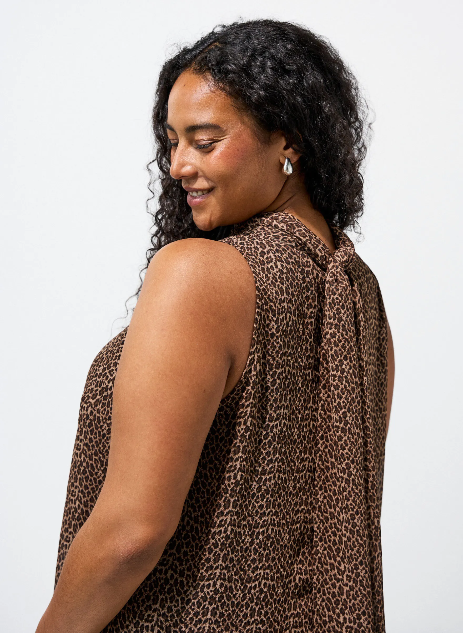 Midikleid aus Chiffon mit Leo-Print und Bindeband in der Taille