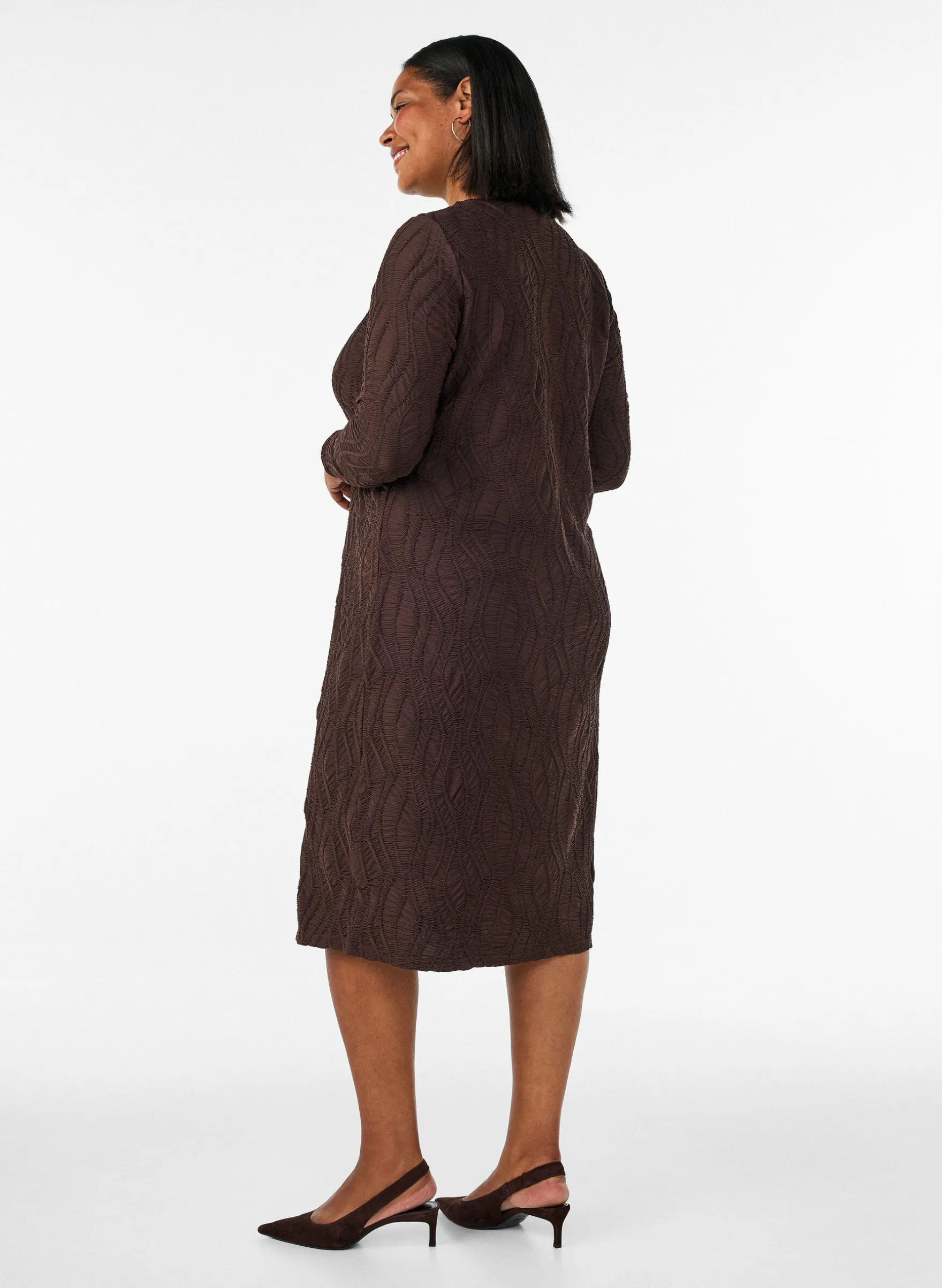 Midikleid mit gewellter Struktur und langen Ärmeln