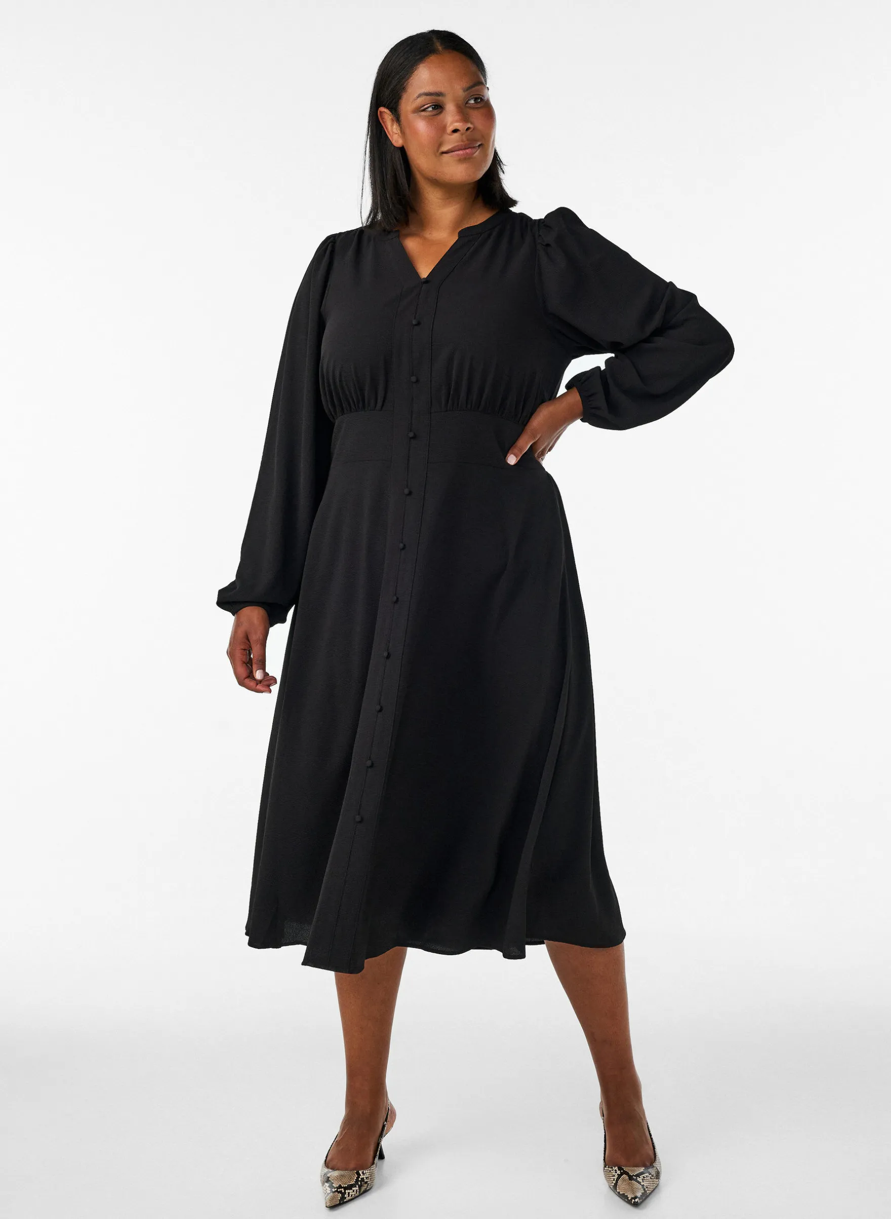Midikleid mit Smock und Zierknöpfen