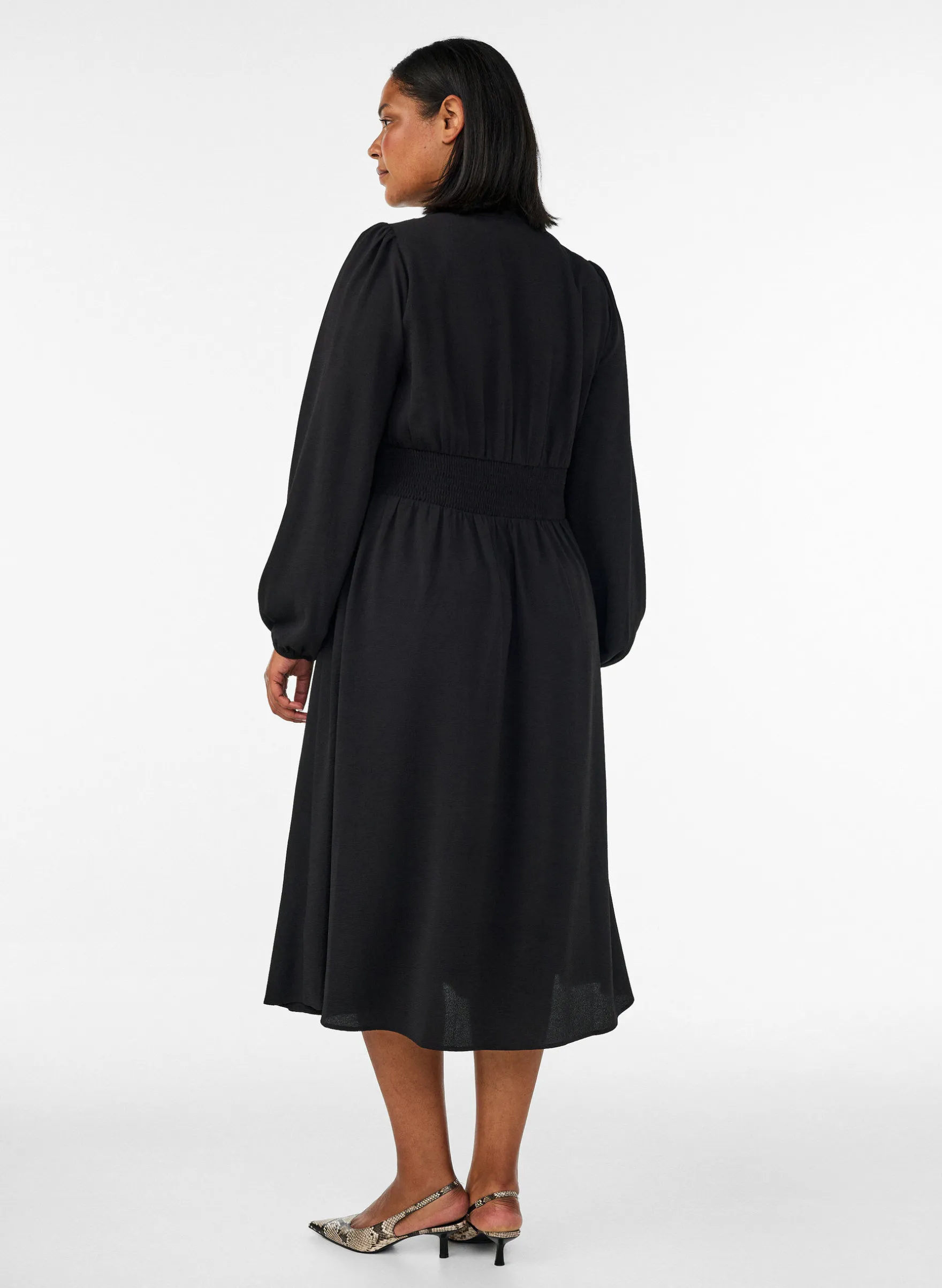Midikleid mit Smock und Zierknöpfen
