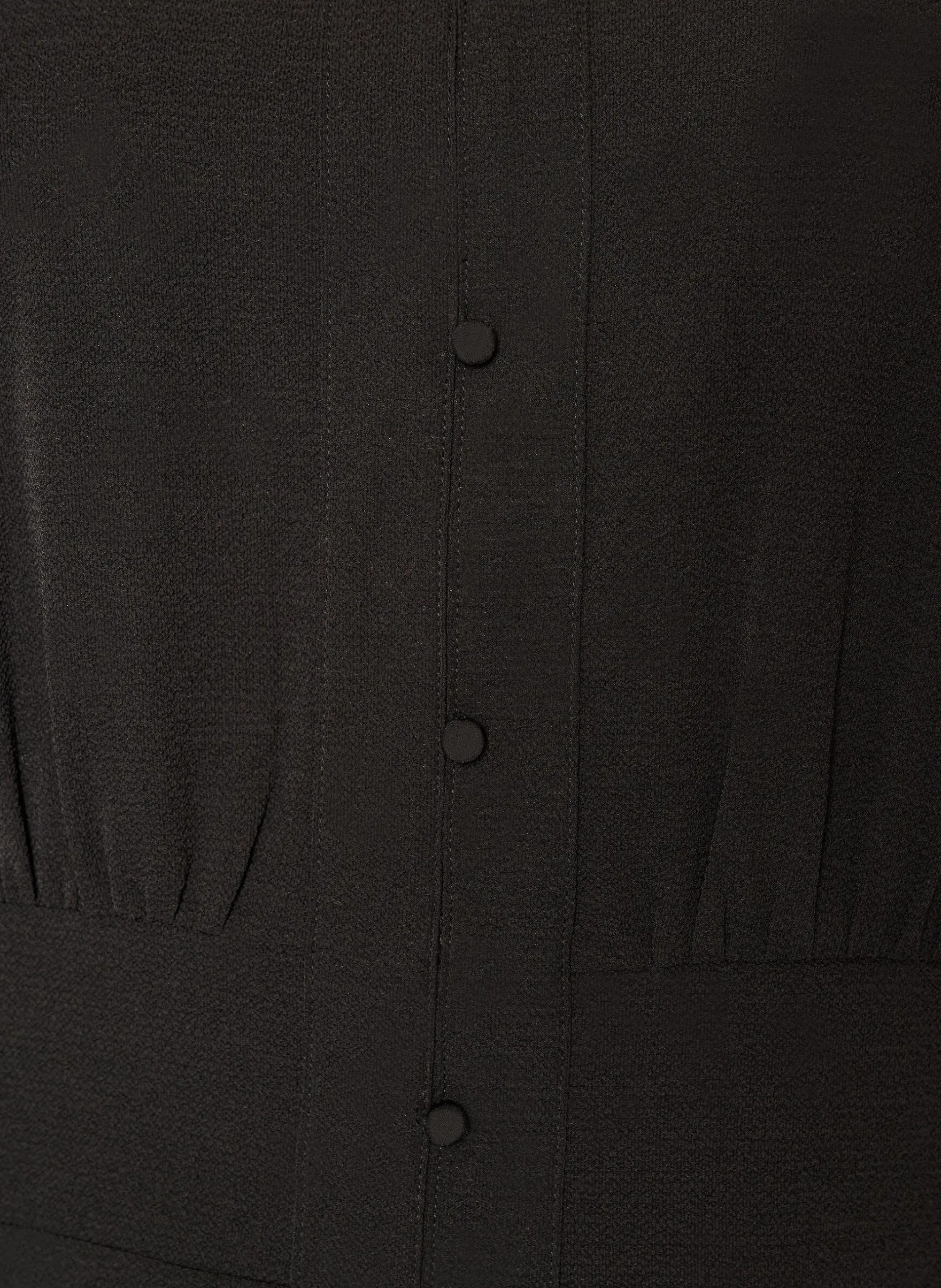 Midikleid mit Smock und Zierknöpfen