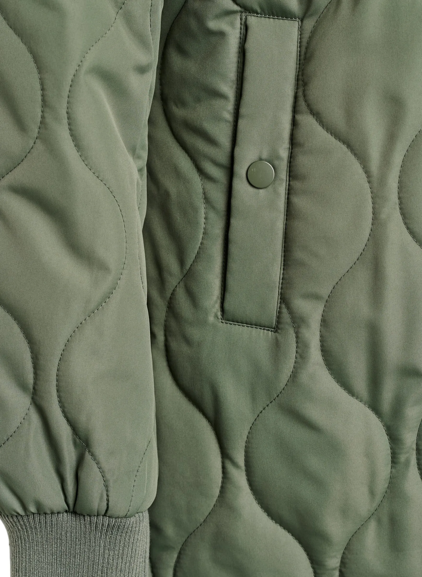 Mittellange Steppjacke mit Kapuze