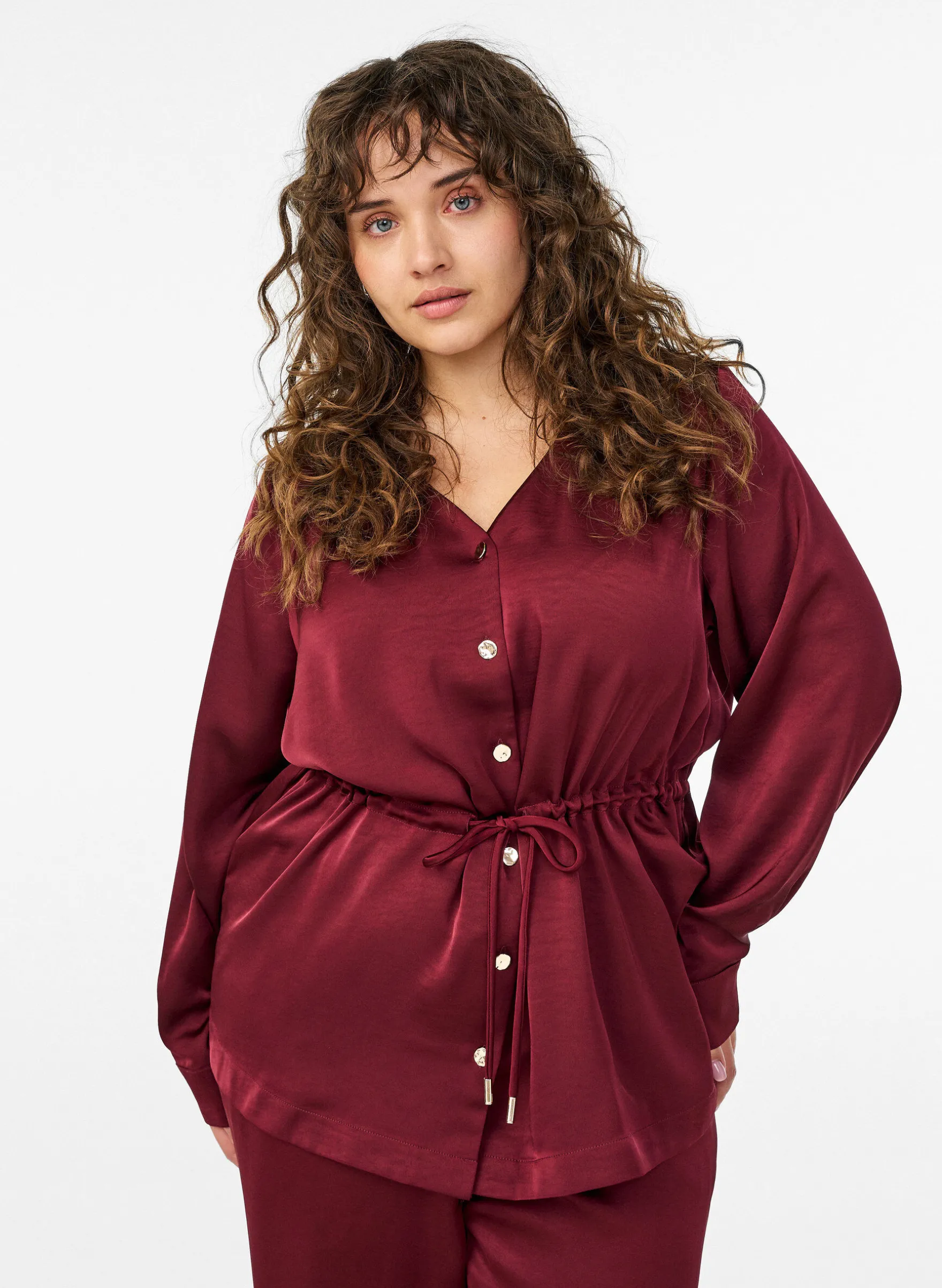 Partybluse in Satinoptik mit Knöpfen und verstellbarer Taille