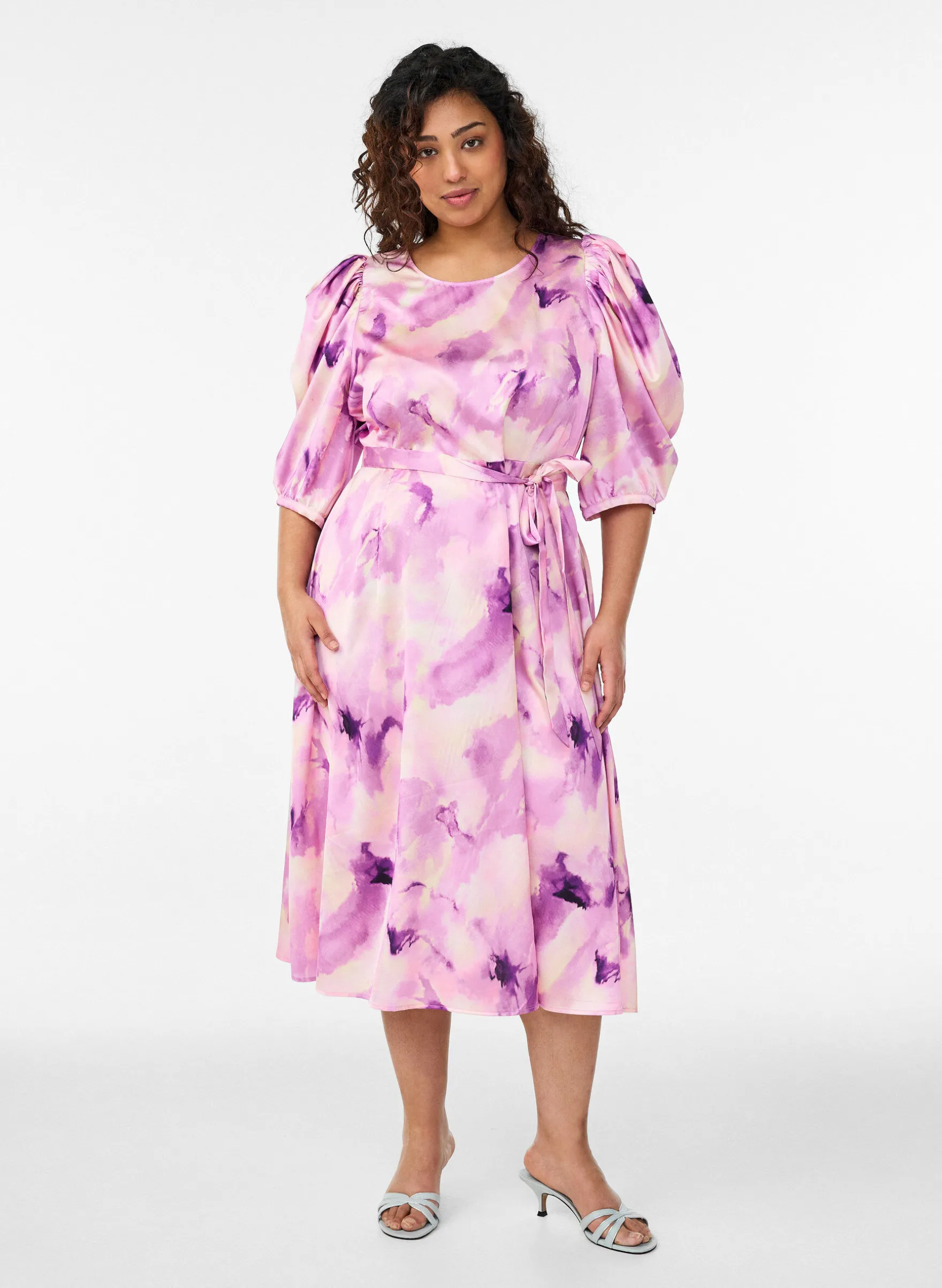 Partykleid mit kurzen Ärmeln und Bindegürtel