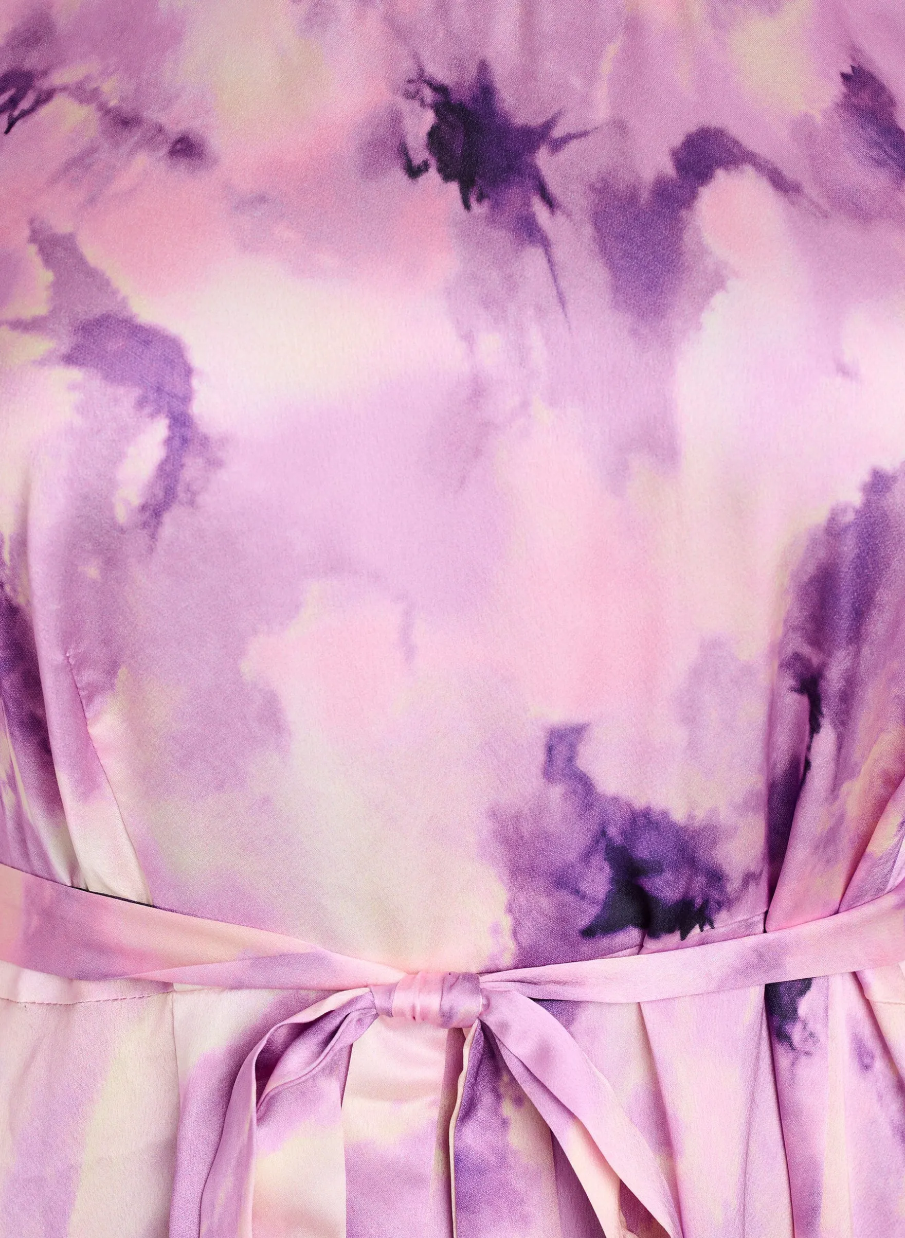 Partykleid mit kurzen Ärmeln und Bindegürtel