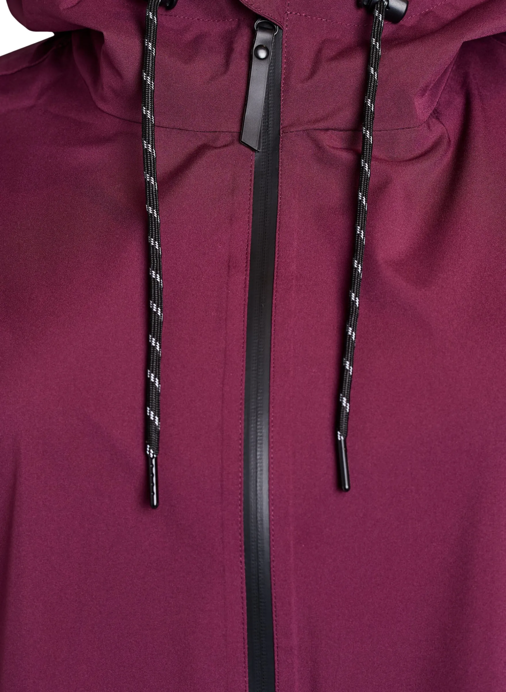 Regenjacke mit Taschen und Kapuze.